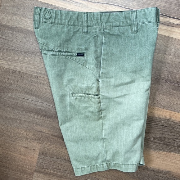 Volcom Boys Faded Army Green Fricken Chino Flat Front Pocket Shorts Size 28W - Picture 3 of 9